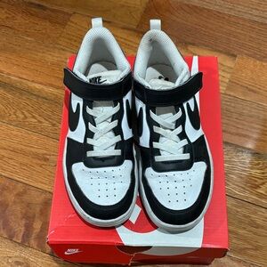 Nike Kids Black and White Low-Top Sneakers with Hook-and-Loop Strap